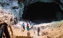 La grotte de Friouato plonge les visiteurs au cœur de l'univers souterrain dans toute sa splendeur